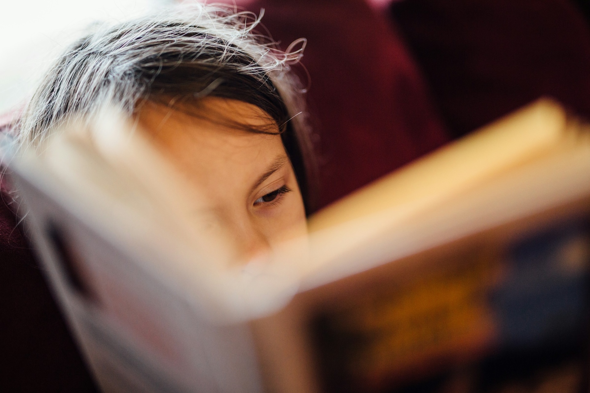 Подросток читает книгу